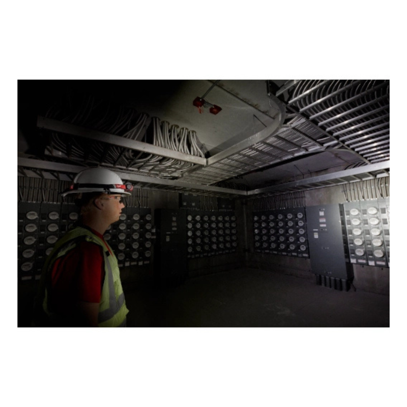 LINTERNA RECARGABLE DE CABEZA HD REDLITHIUM (2163-21) MILWAUKEE